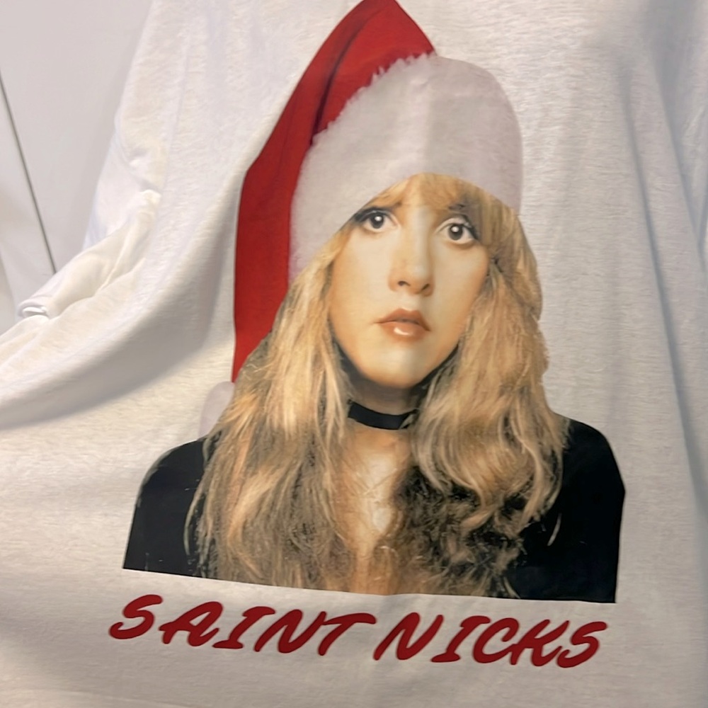 NWOT 🎄 “SAINT NICKS” STEVIE NICKS SANTA HAT CHRISTMAS HOLIDAY TSHIRT Women’s XL - Picture 5 of 7